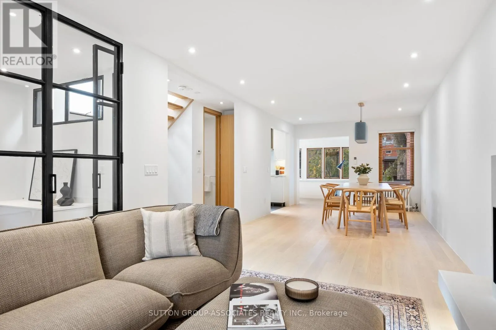 UPPER - 20 KENDAL AVENUE