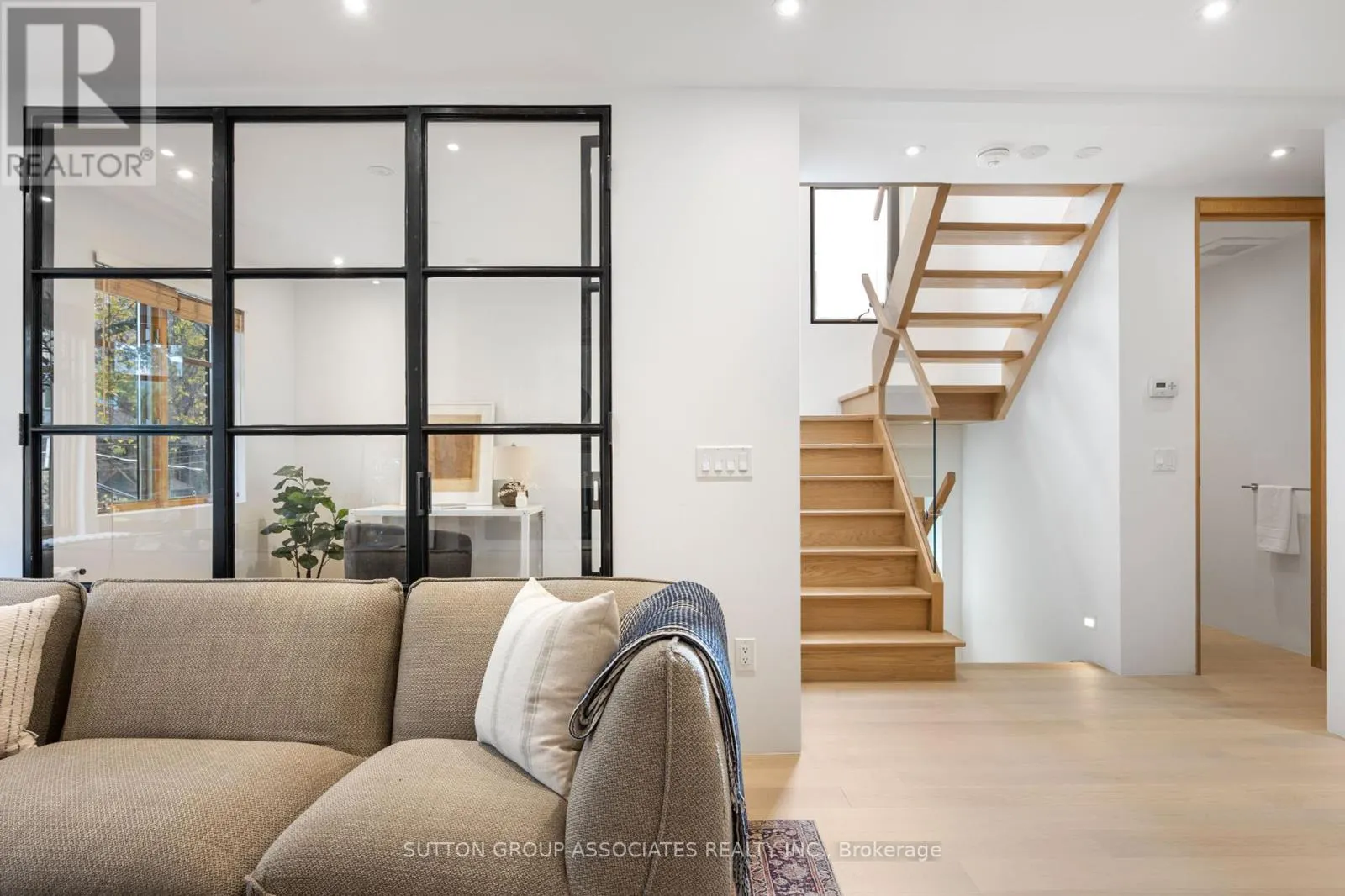 UPPER - 20 KENDAL AVENUE