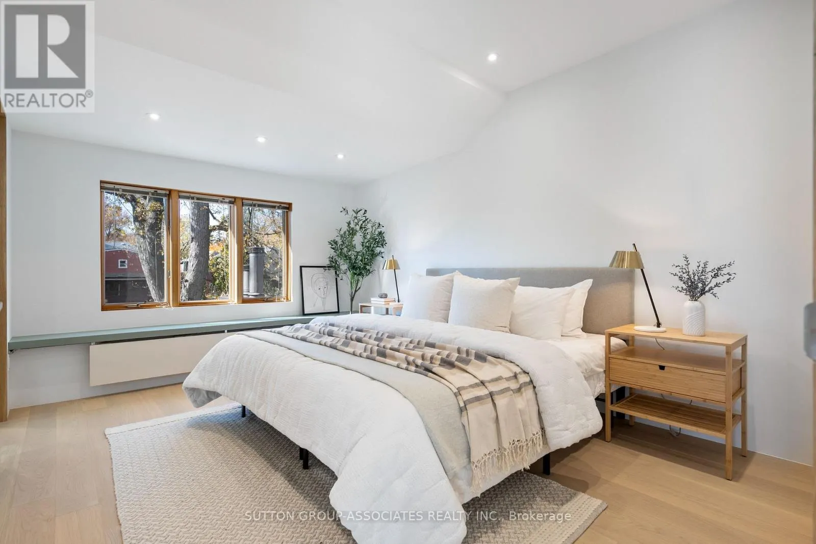 UPPER - 20 KENDAL AVENUE