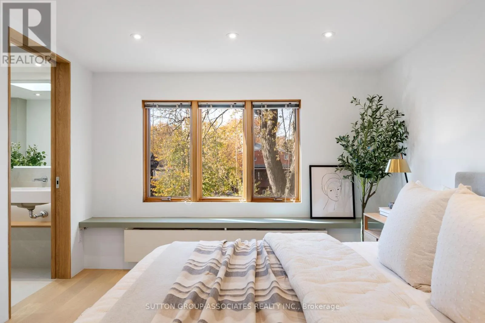 UPPER - 20 KENDAL AVENUE