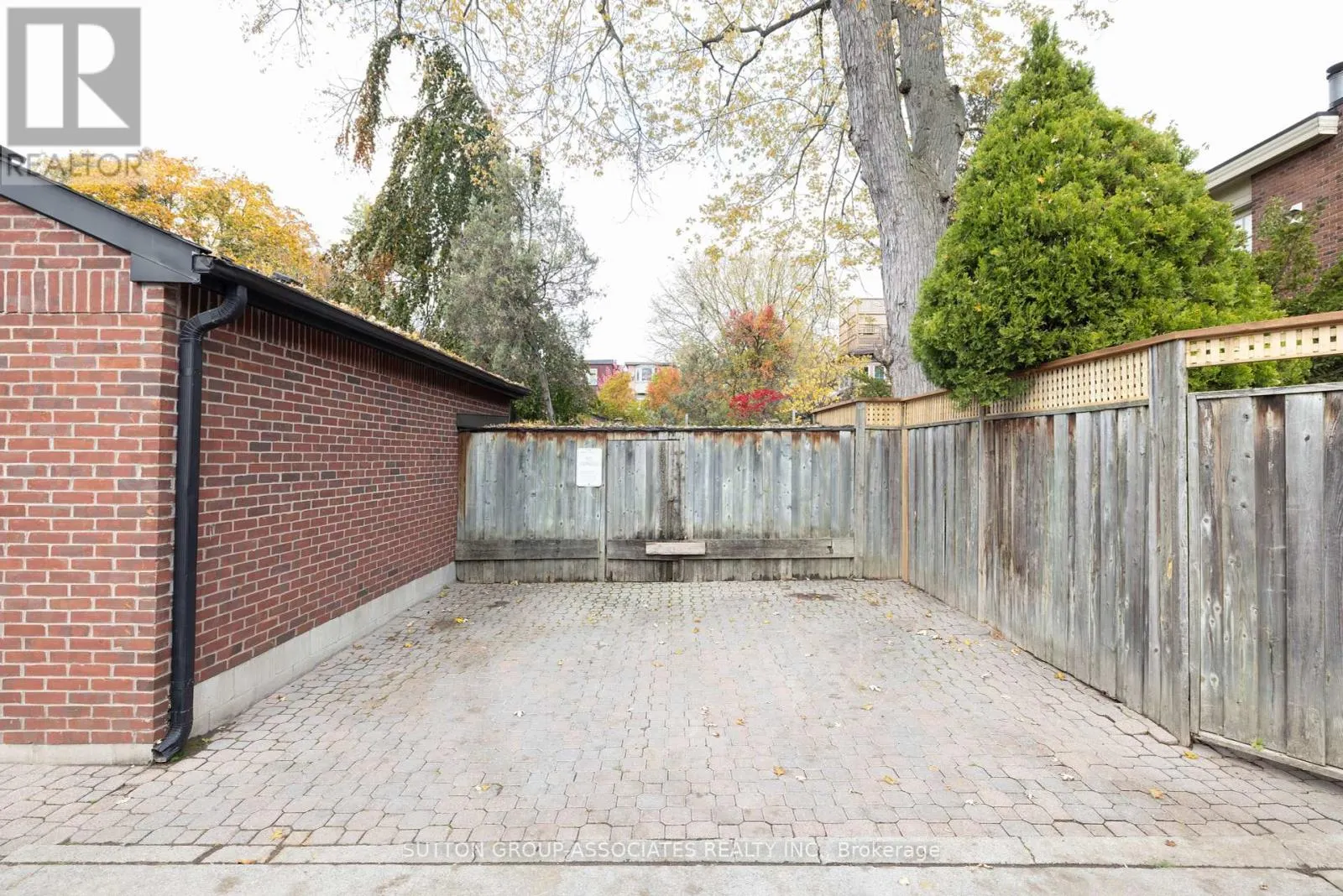 UPPER - 20 KENDAL AVENUE