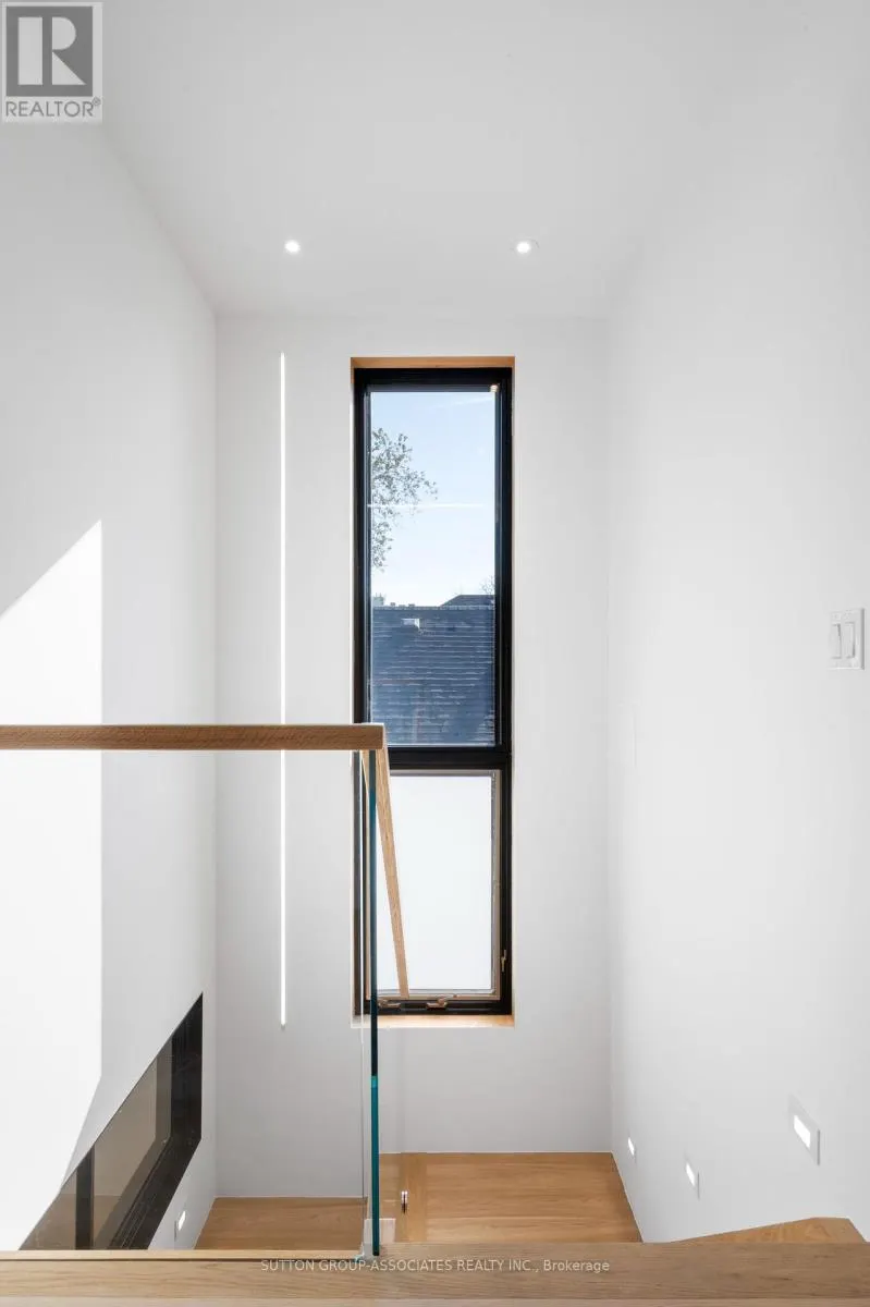 UPPER - 20 KENDAL AVENUE