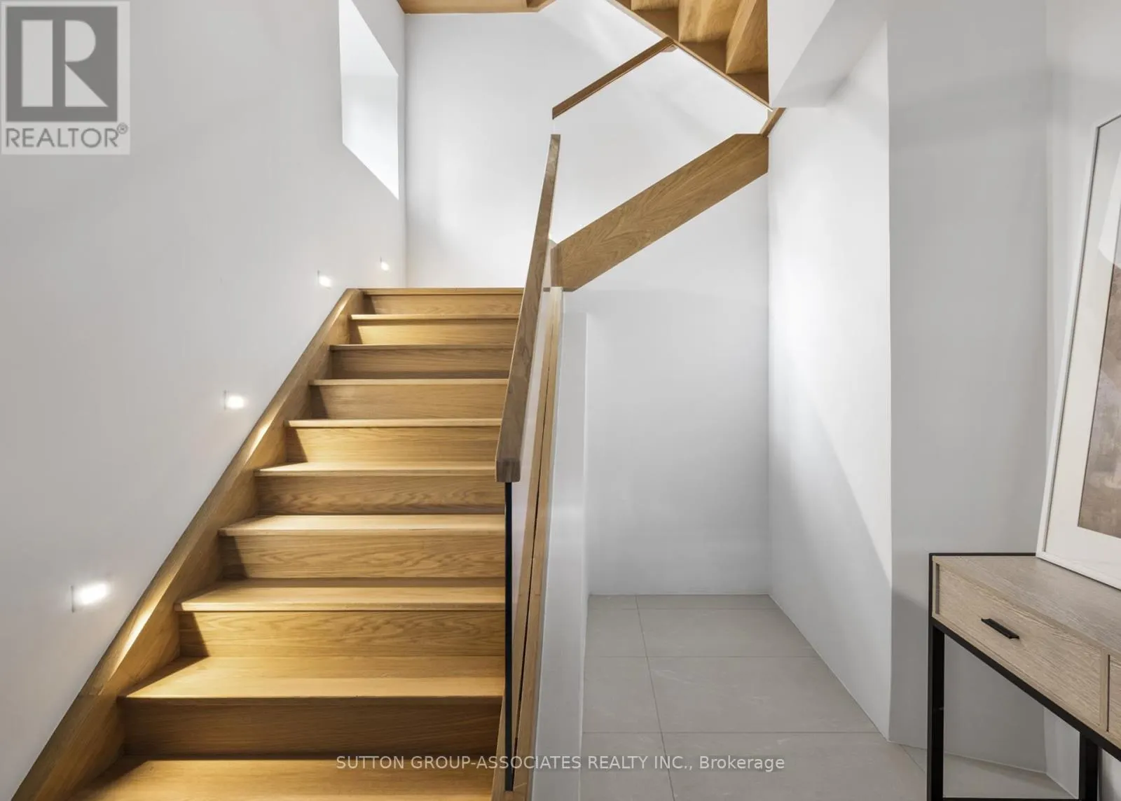 UPPER - 20 KENDAL AVENUE