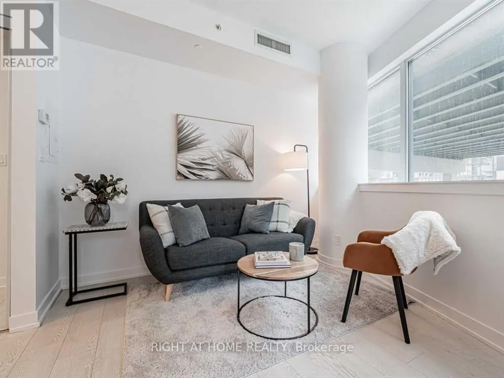 305 - 20 BRUYERES MEWS