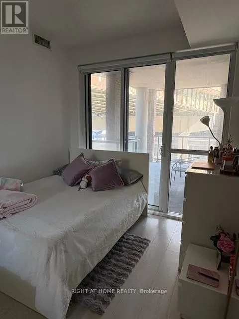305 - 20 BRUYERES MEWS