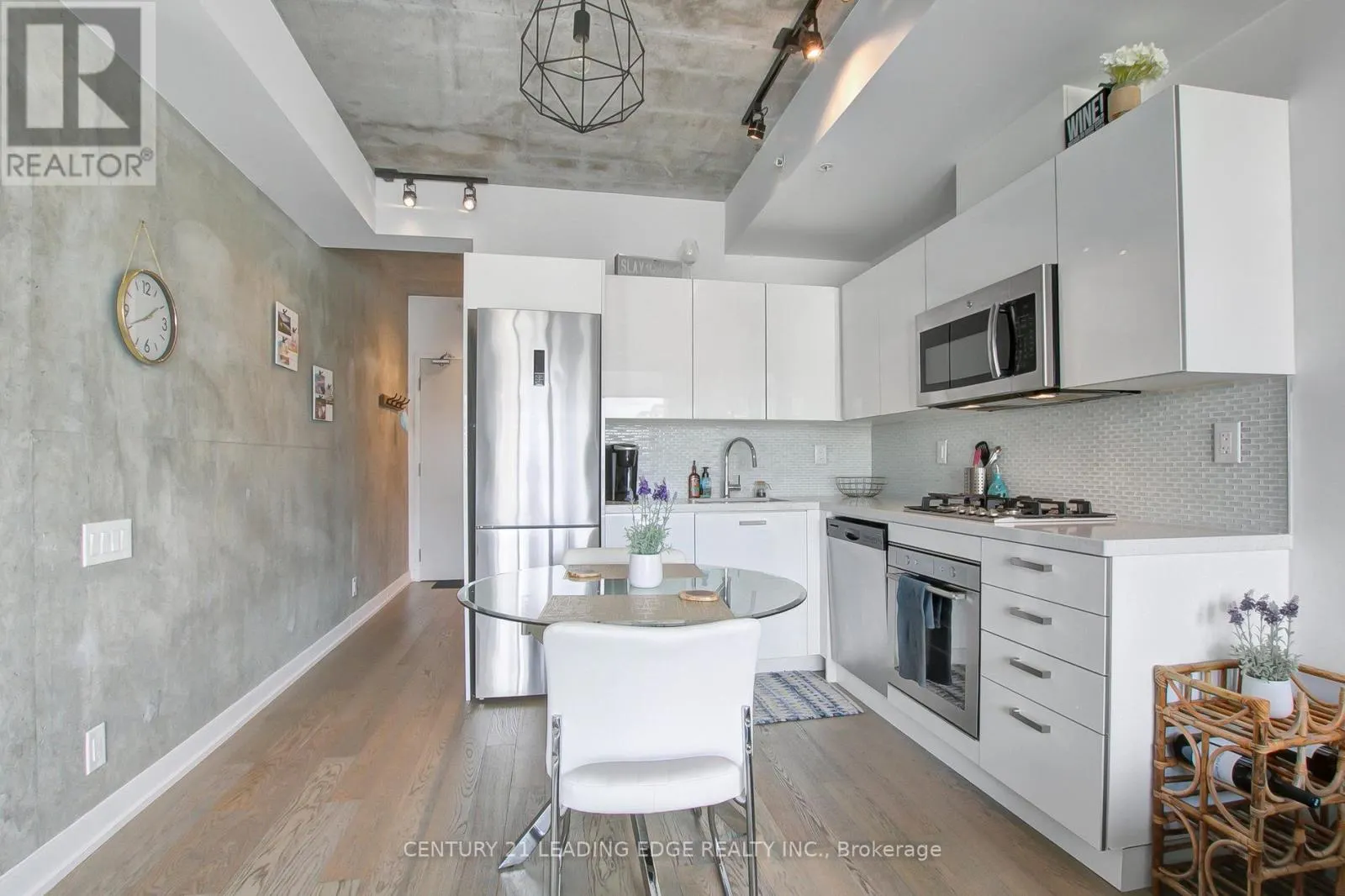 908 - 39 BRANT STREET