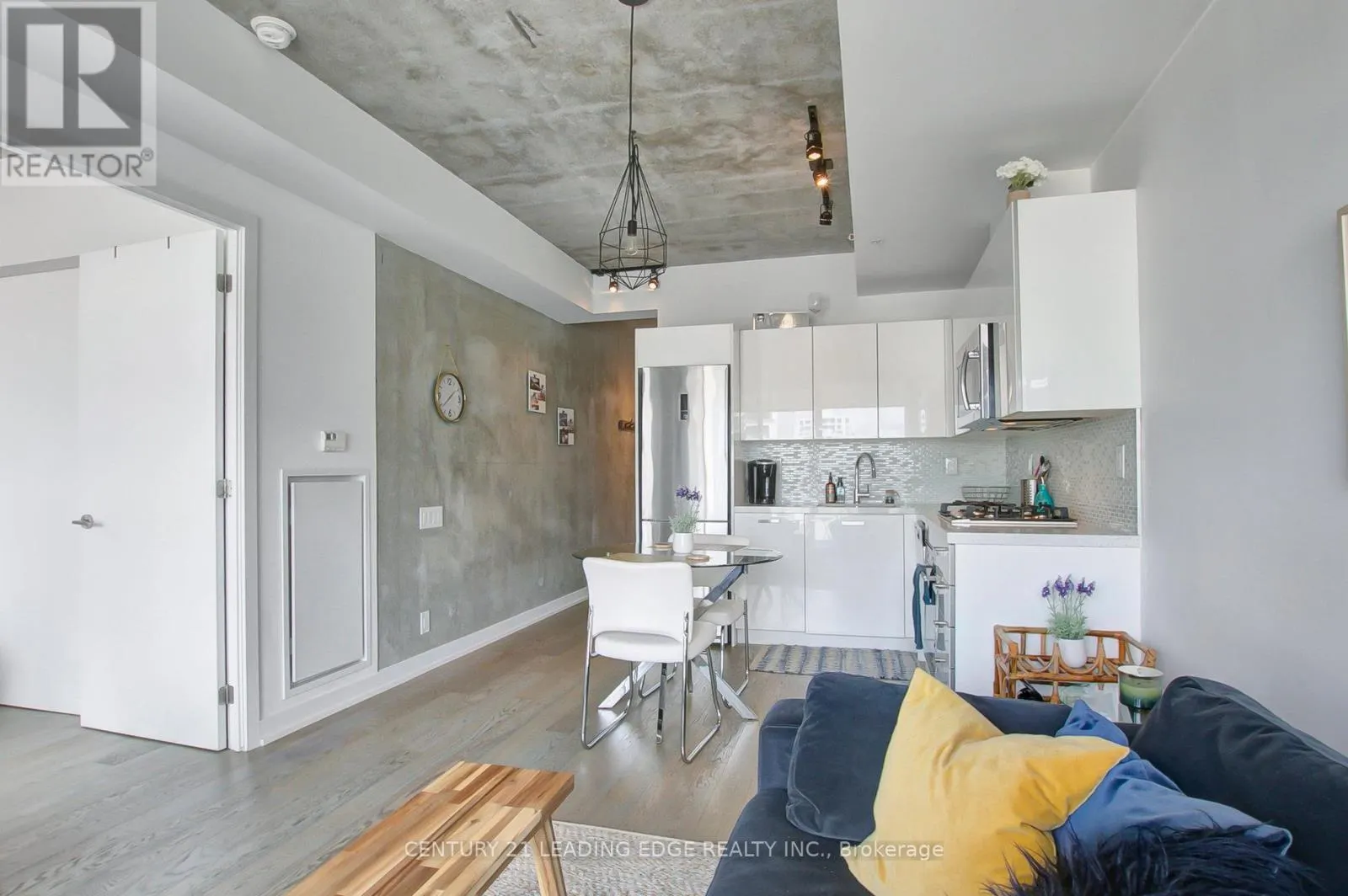 908 - 39 BRANT STREET