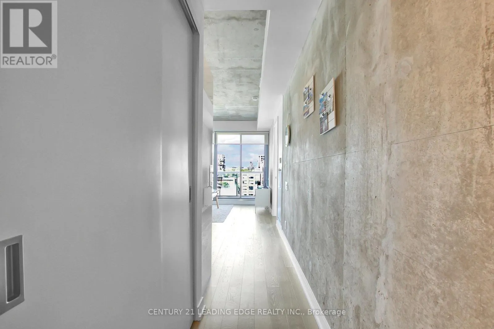908 - 39 BRANT STREET
