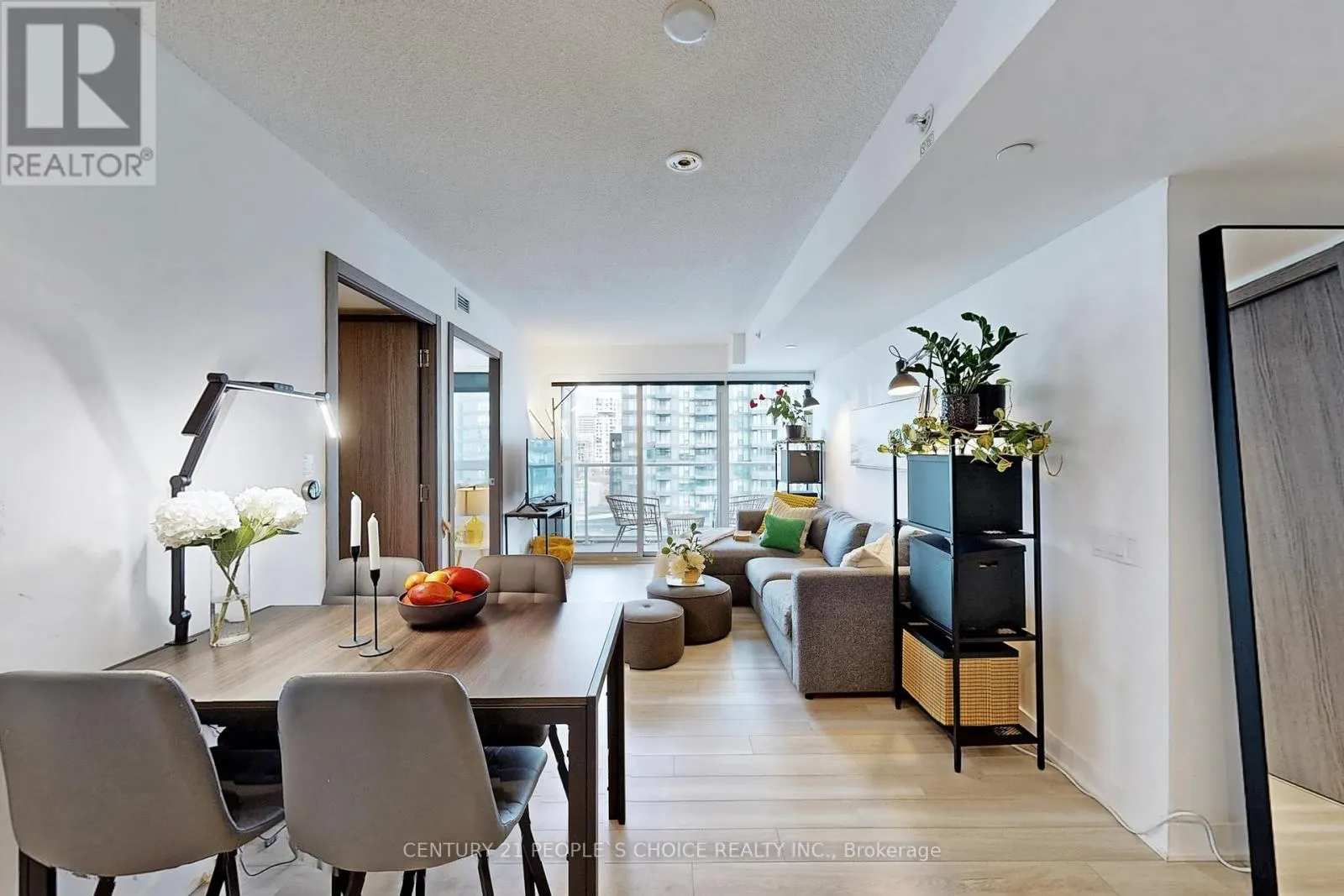 1006 - 17 BATHURST STREET
