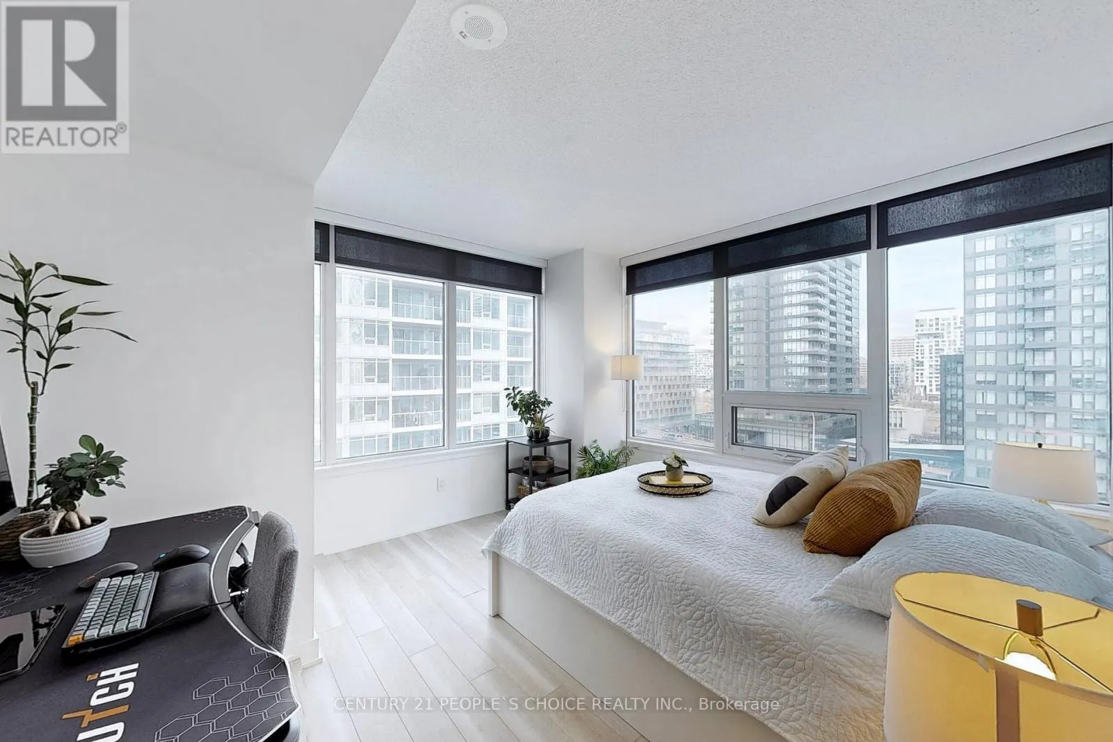 1006 - 17 BATHURST STREET