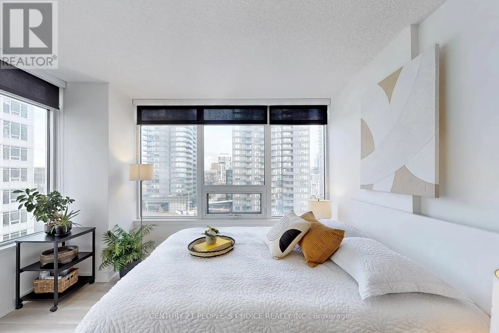 1006 - 17 BATHURST STREET