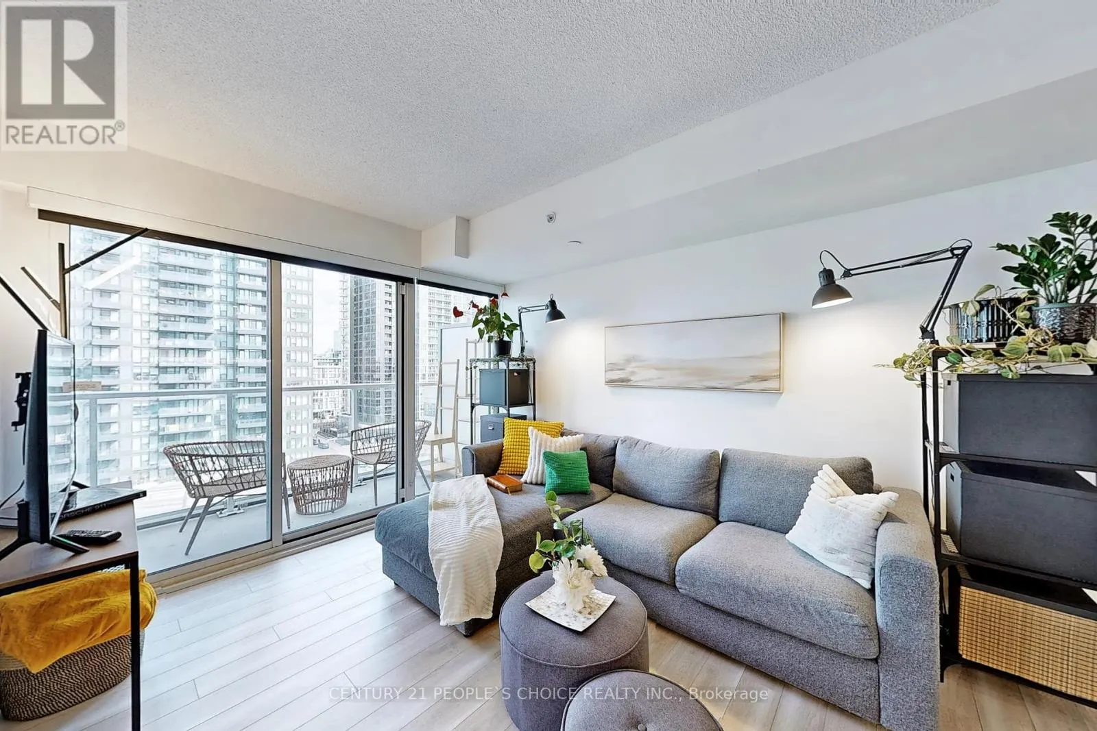 1006 - 17 BATHURST STREET