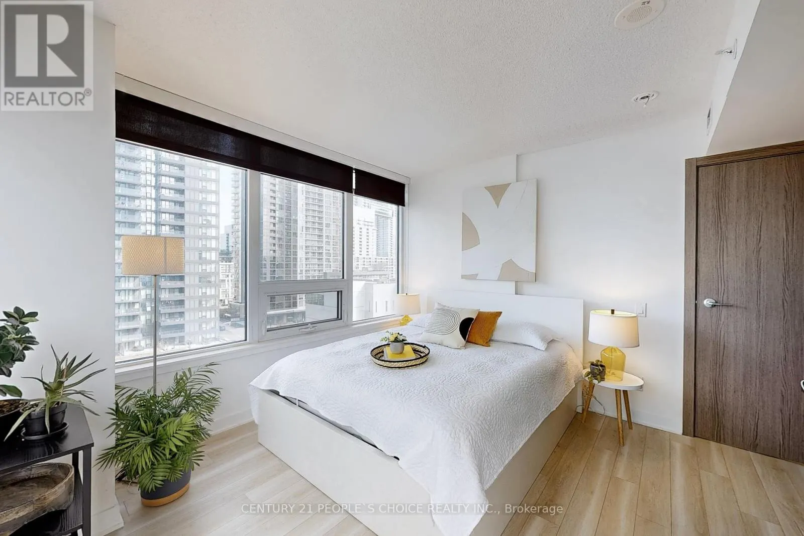 1006 - 17 BATHURST STREET