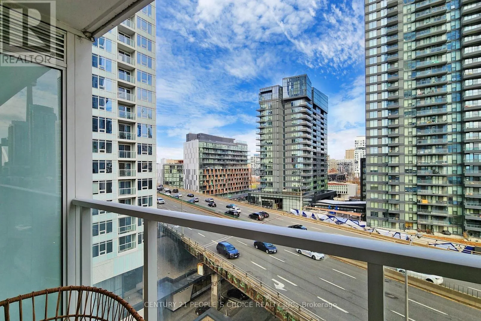 1006 - 17 BATHURST STREET