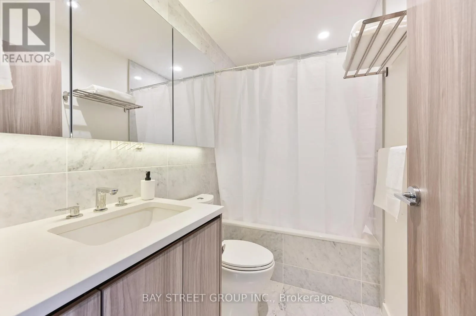 PH3808 - 85 MCMAHON DRIVE