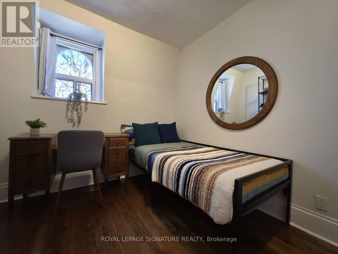 3 FURNISHED - 562 PARLIAMENT STREET