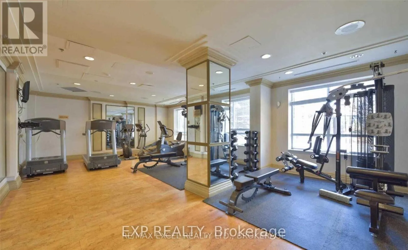 1007 - 18 SOMMERSET WAY
