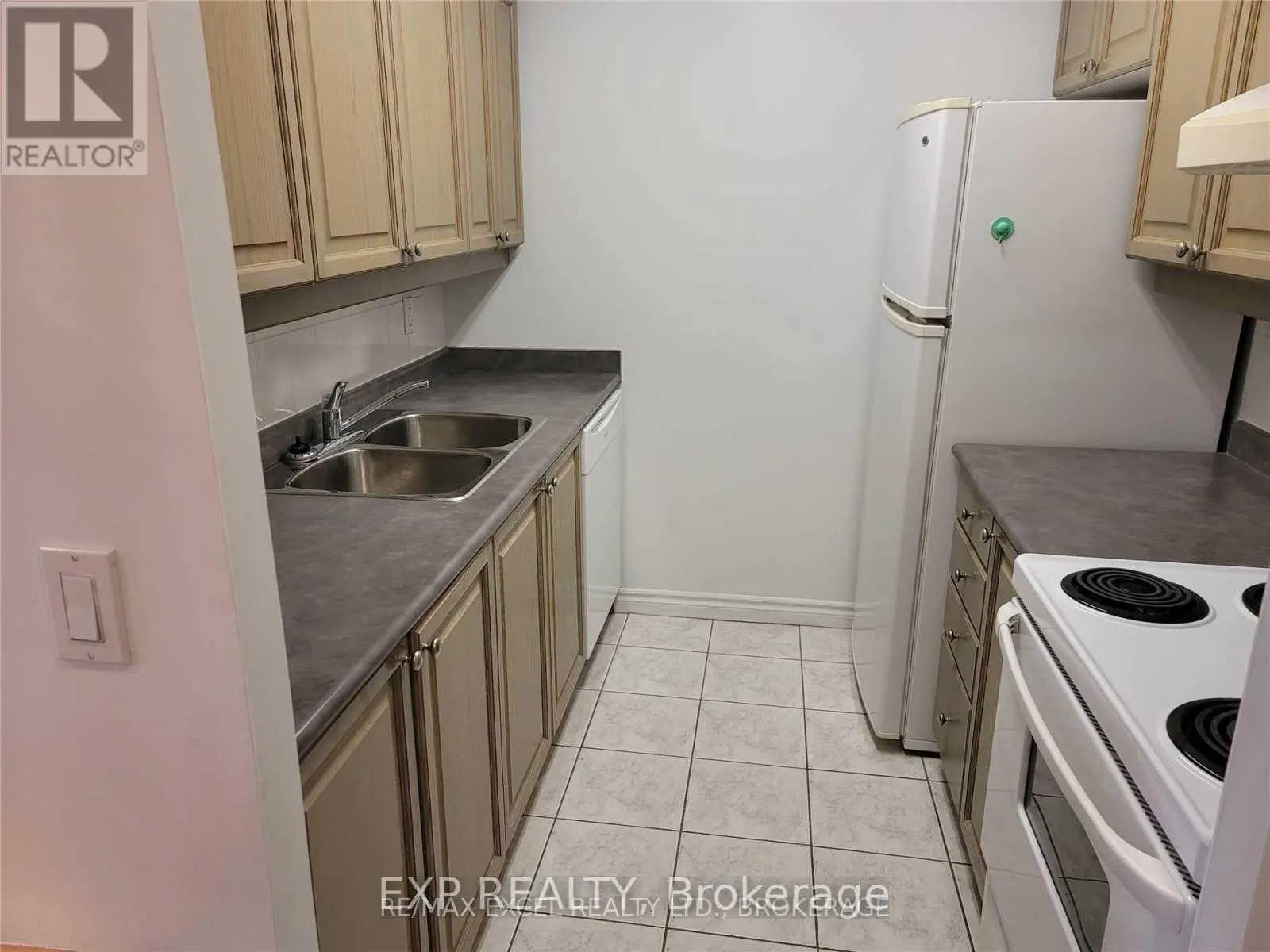 1007 - 18 SOMMERSET WAY