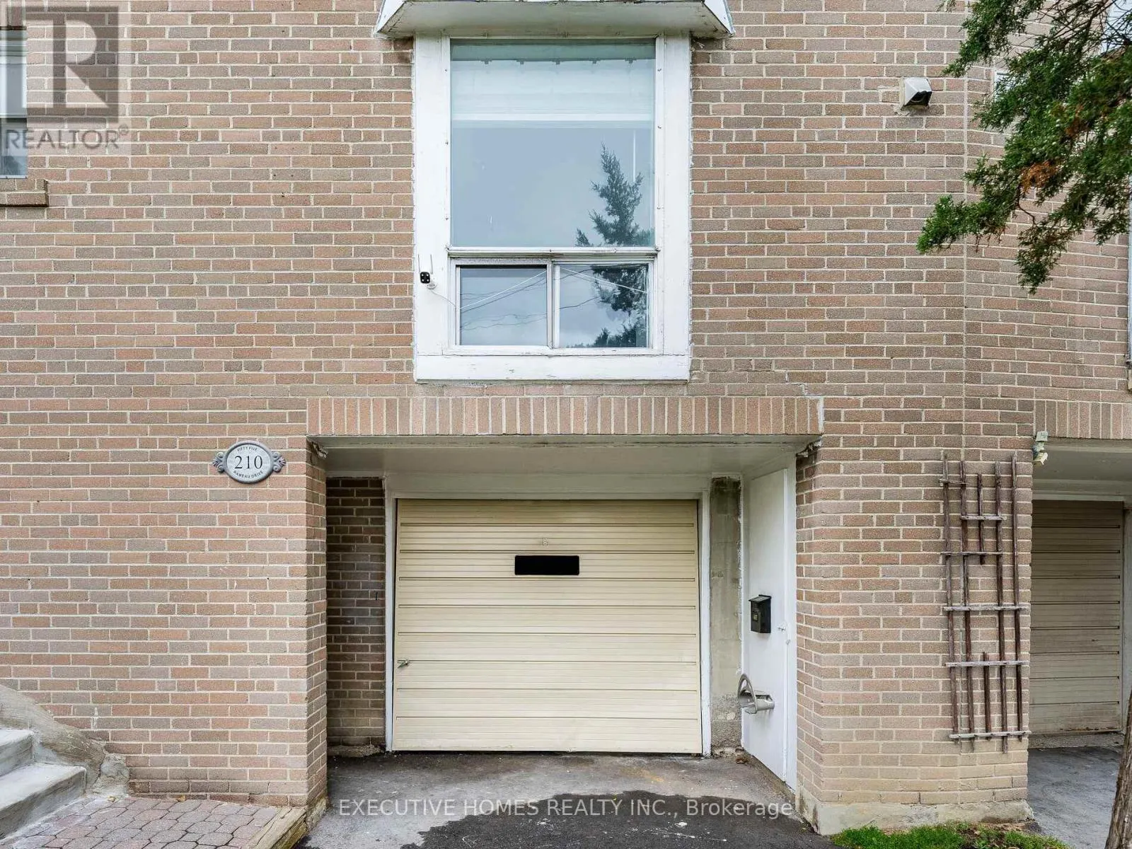 210 - 55 RAMEAU DRIVE E