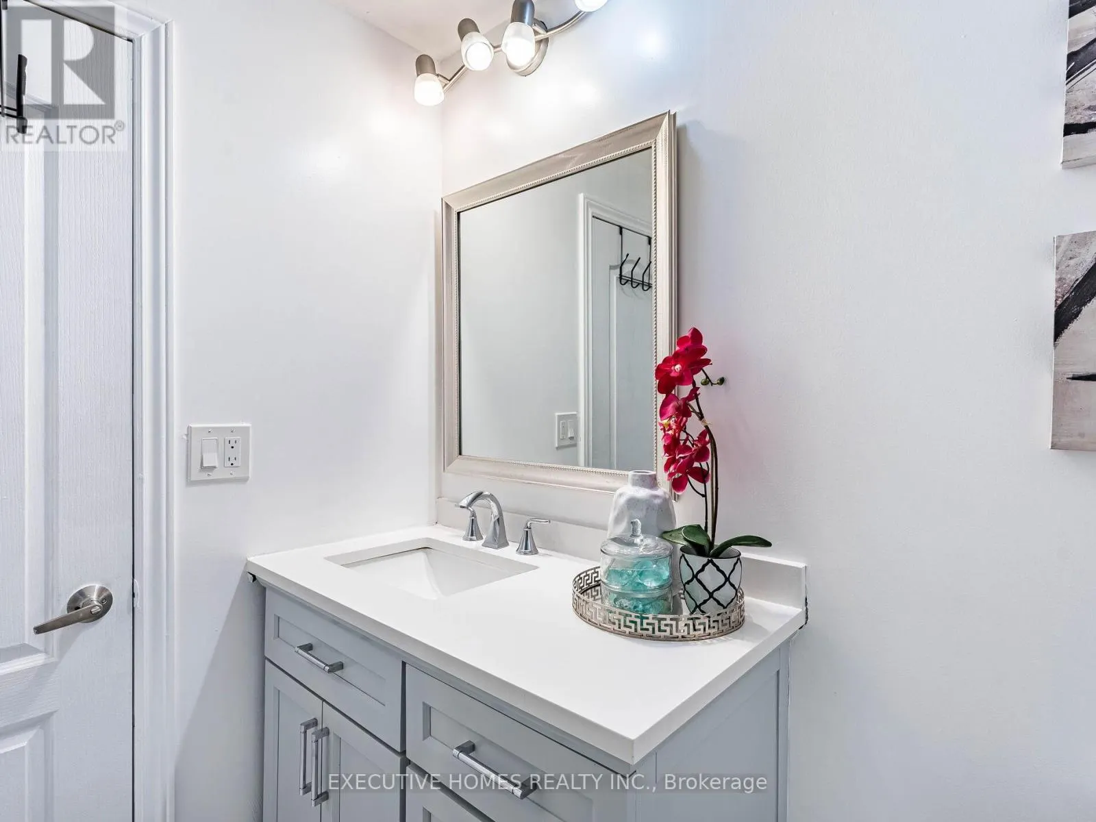 210 - 55 RAMEAU DRIVE E