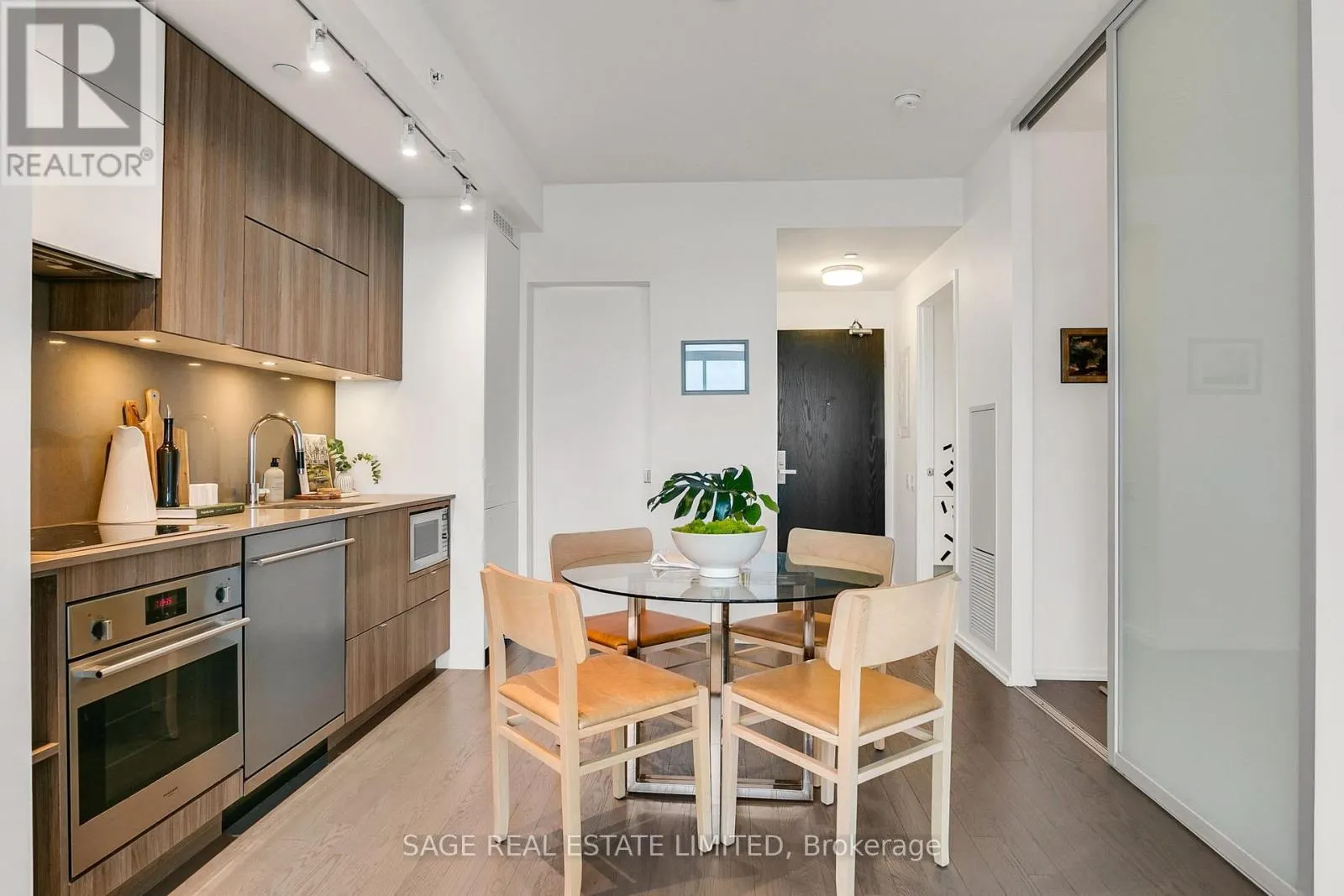 2504 - 125 PETER STREET