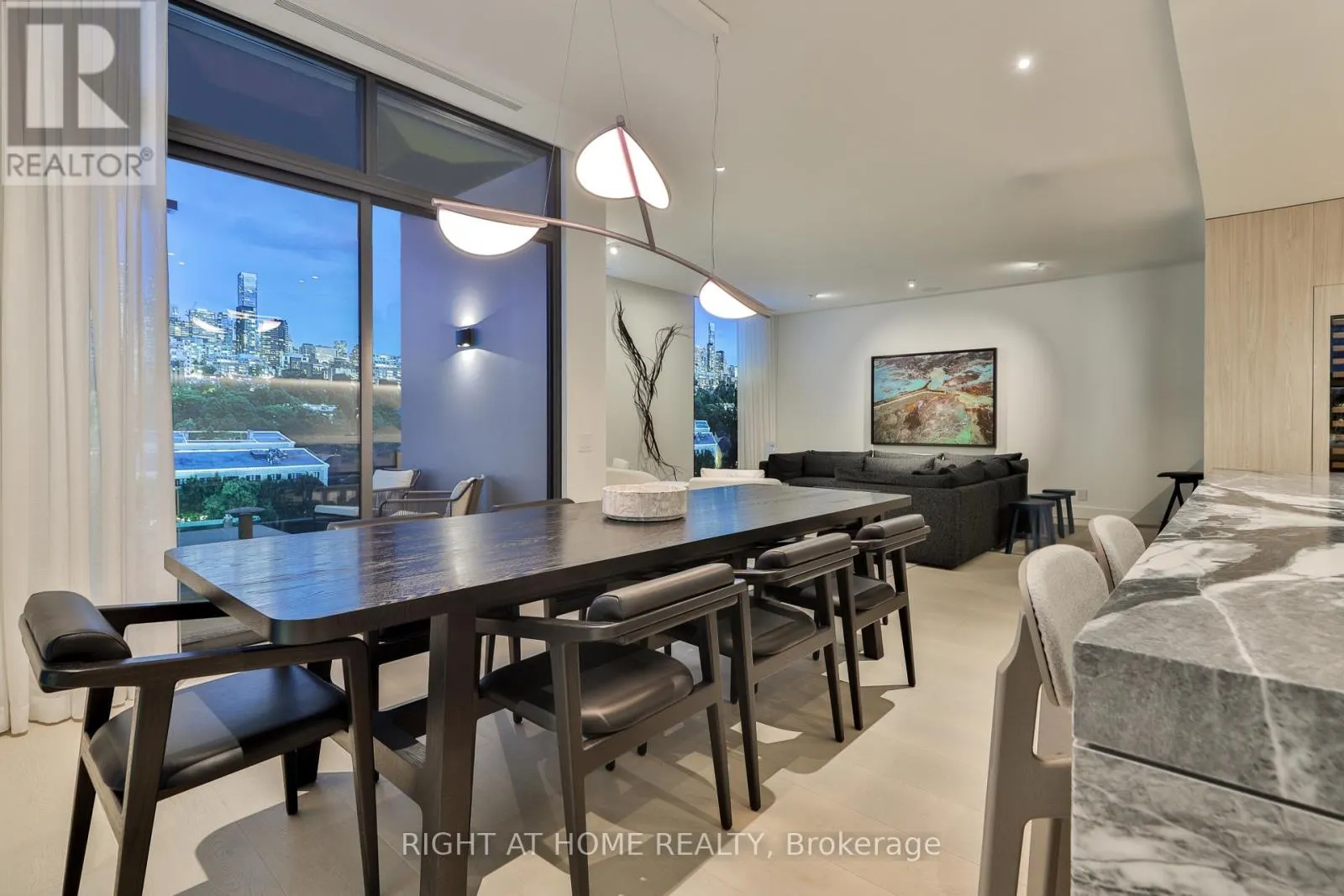 403 - 1 ROXBOROUGH STREET W