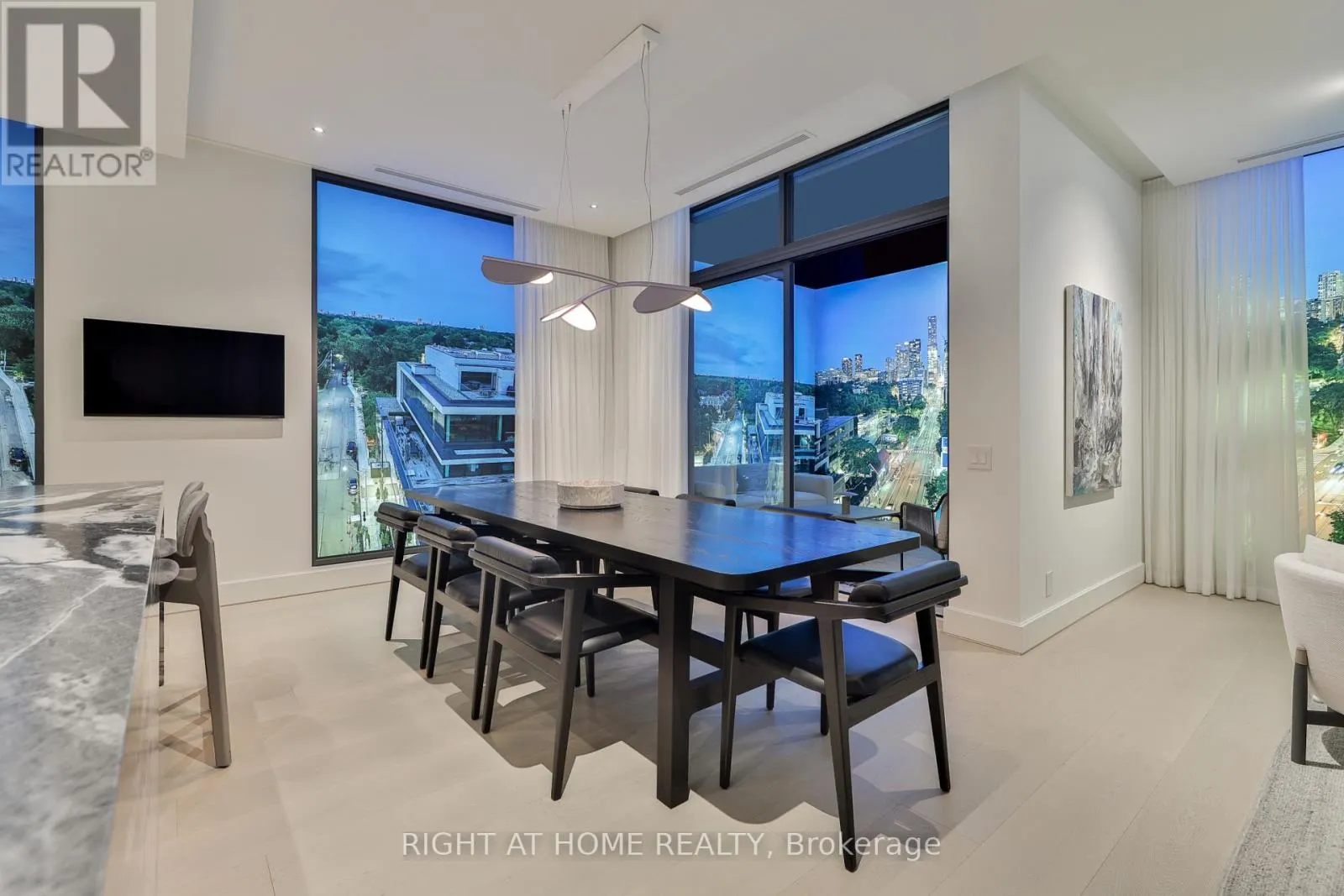 403 - 1 ROXBOROUGH STREET W