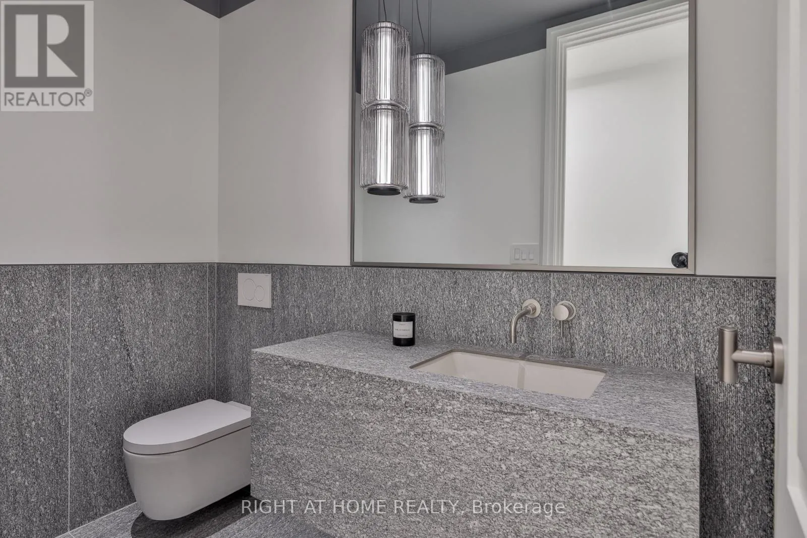 403 - 1 ROXBOROUGH STREET W
