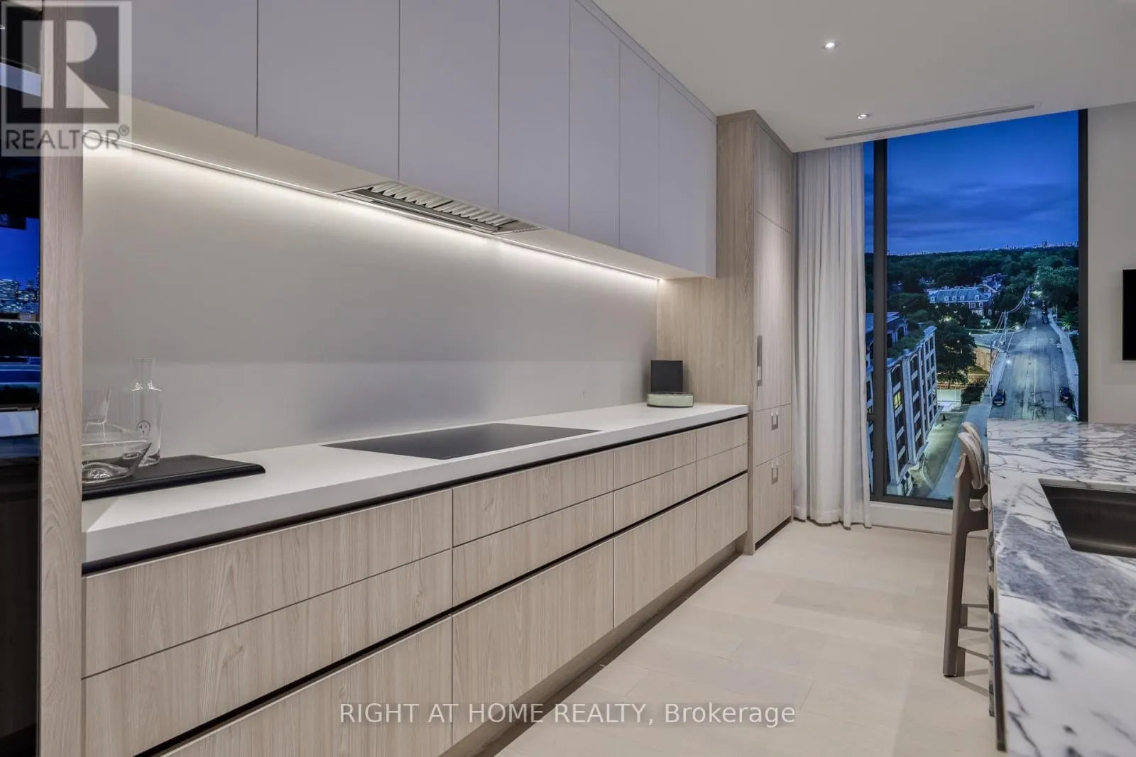 403 - 1 ROXBOROUGH STREET W