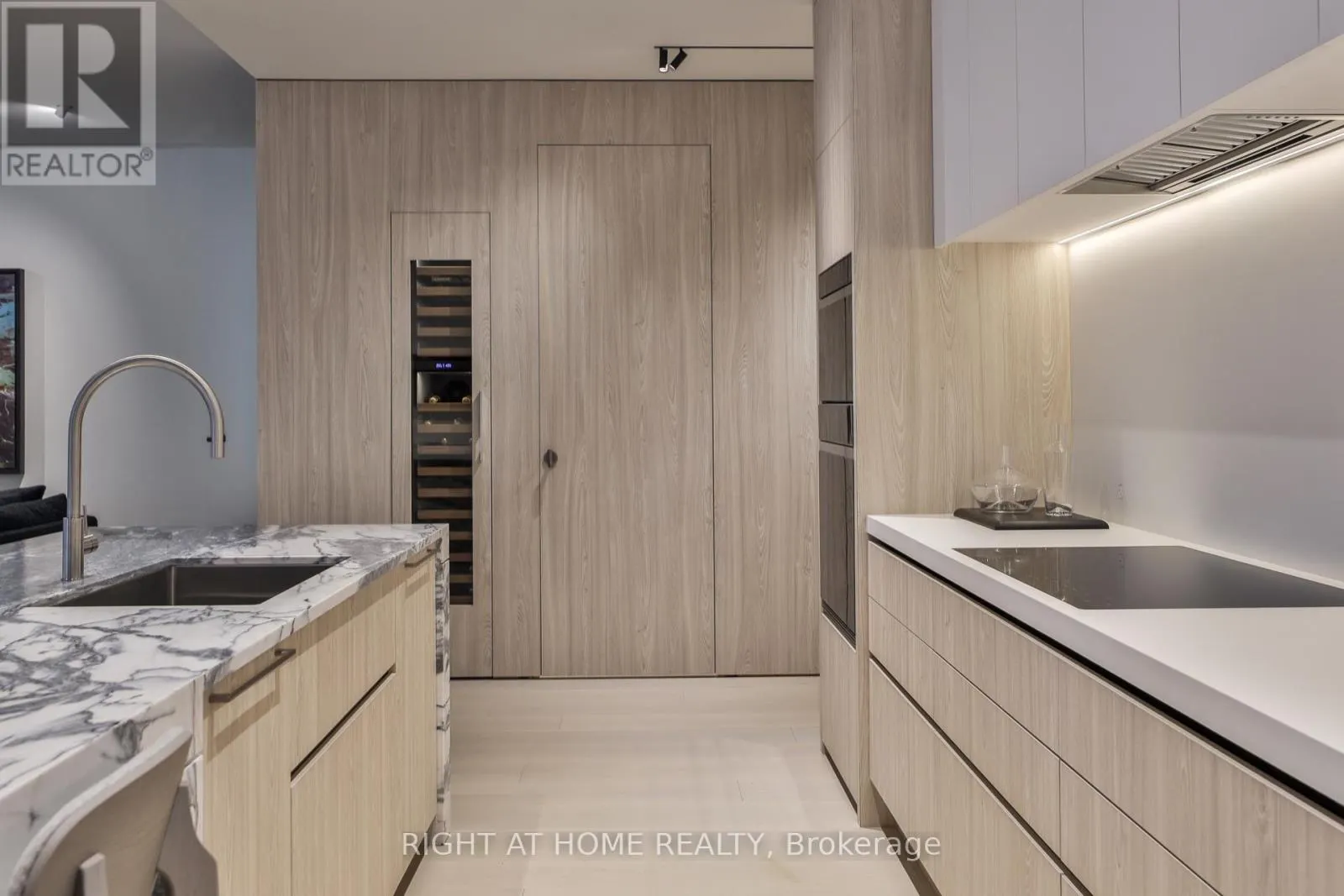 403 - 1 ROXBOROUGH STREET W