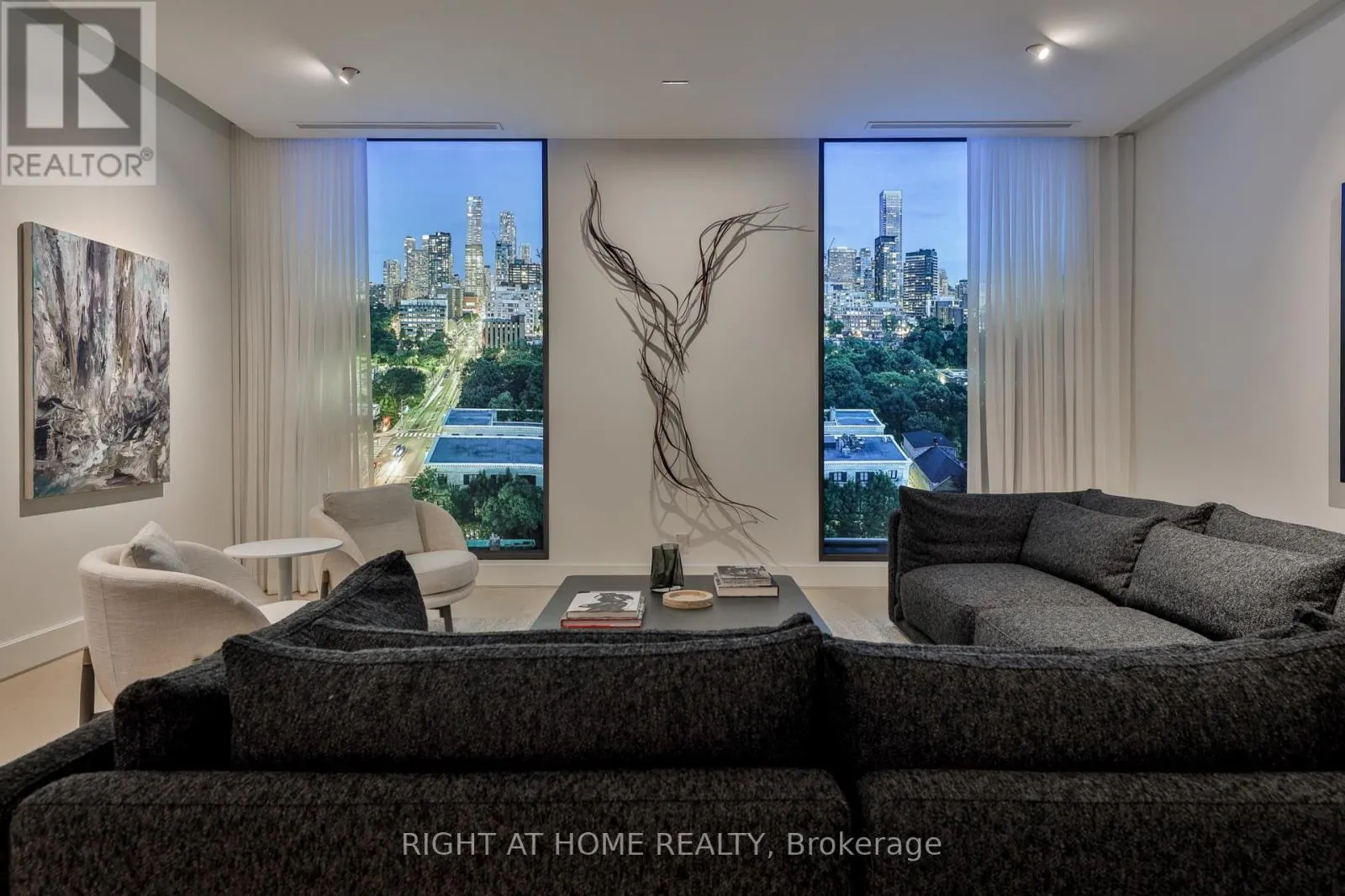 403 - 1 ROXBOROUGH STREET W