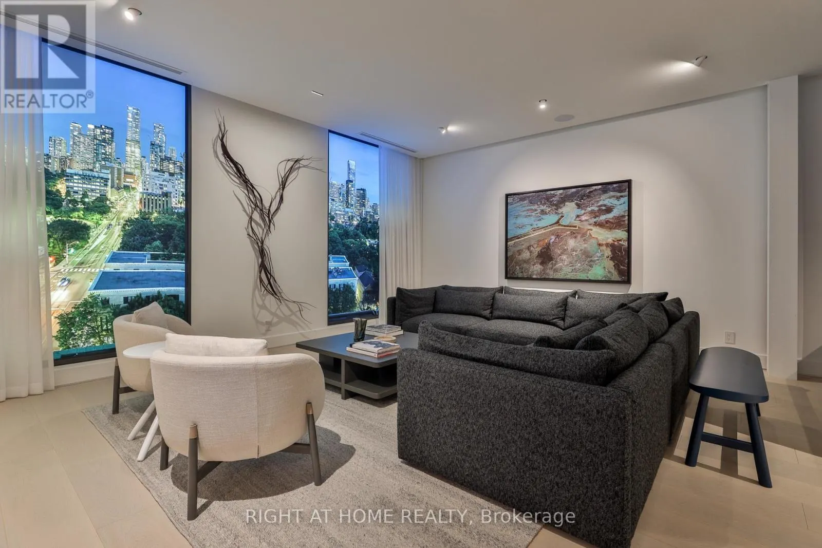 403 - 1 ROXBOROUGH STREET W