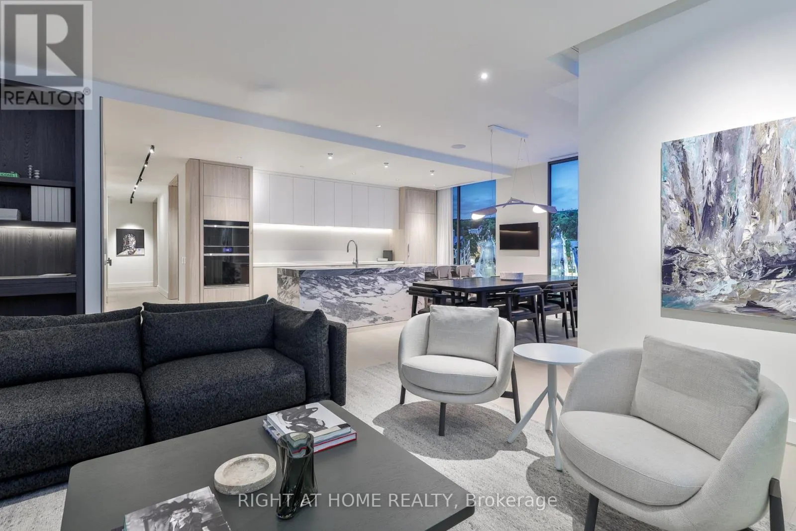 403 - 1 ROXBOROUGH STREET W