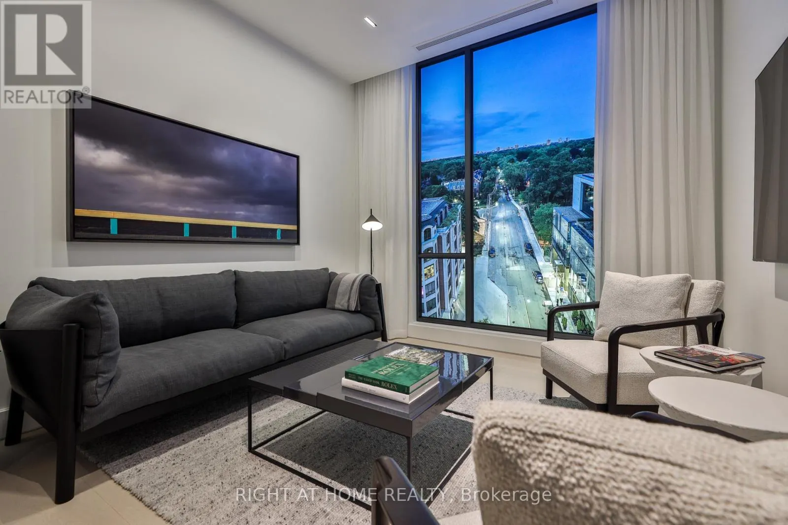 403 - 1 ROXBOROUGH STREET W