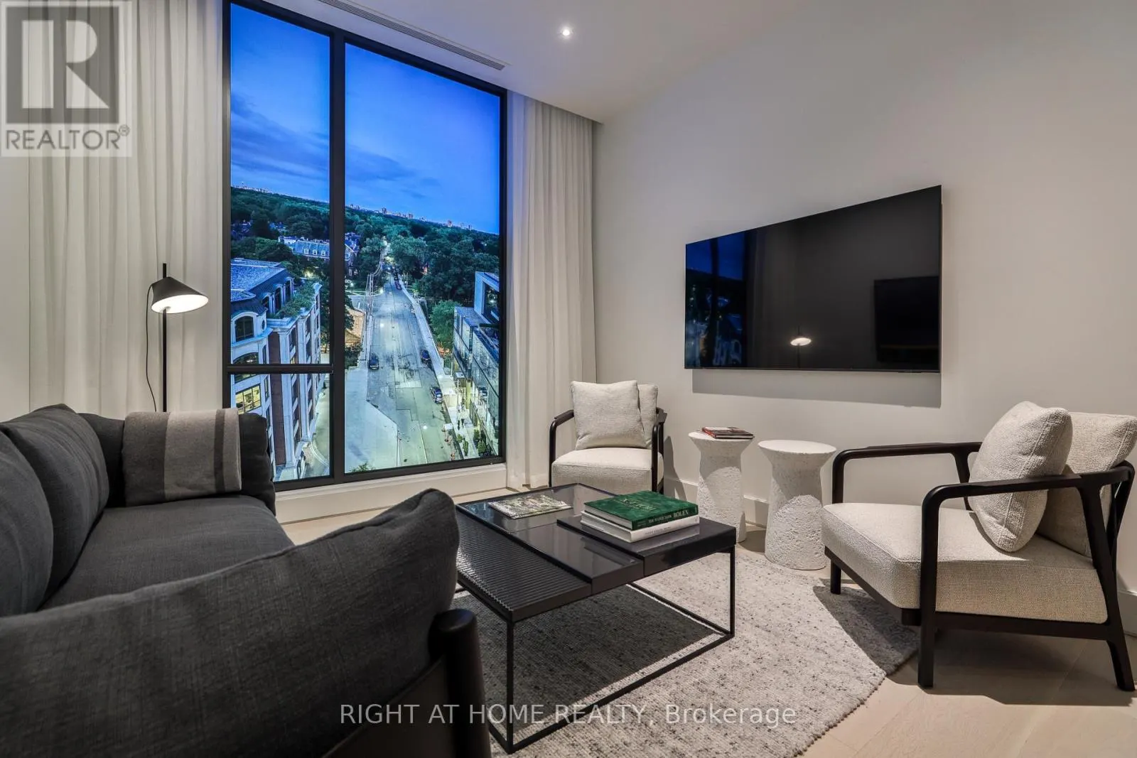 403 - 1 ROXBOROUGH STREET W