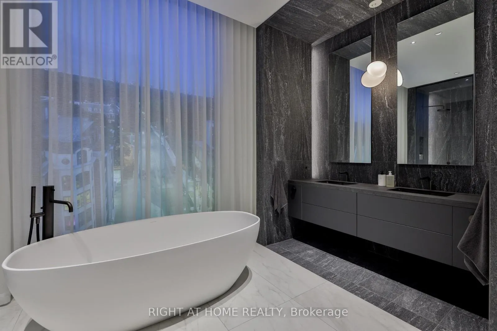 403 - 1 ROXBOROUGH STREET W