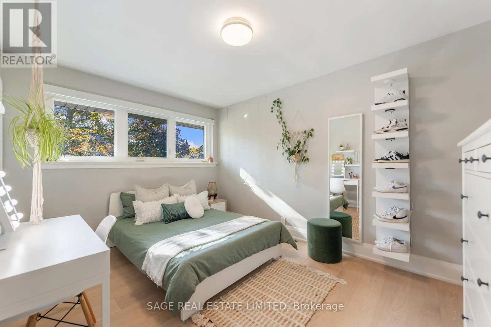 10 LIONEL HEIGHTS CRESCENT