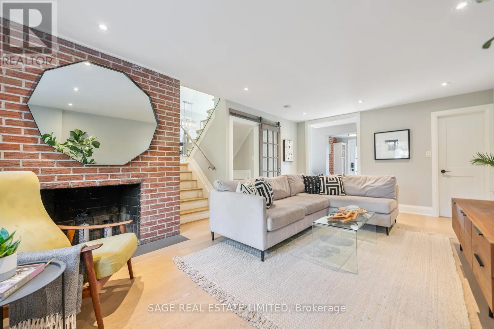 10 LIONEL HEIGHTS CRESCENT