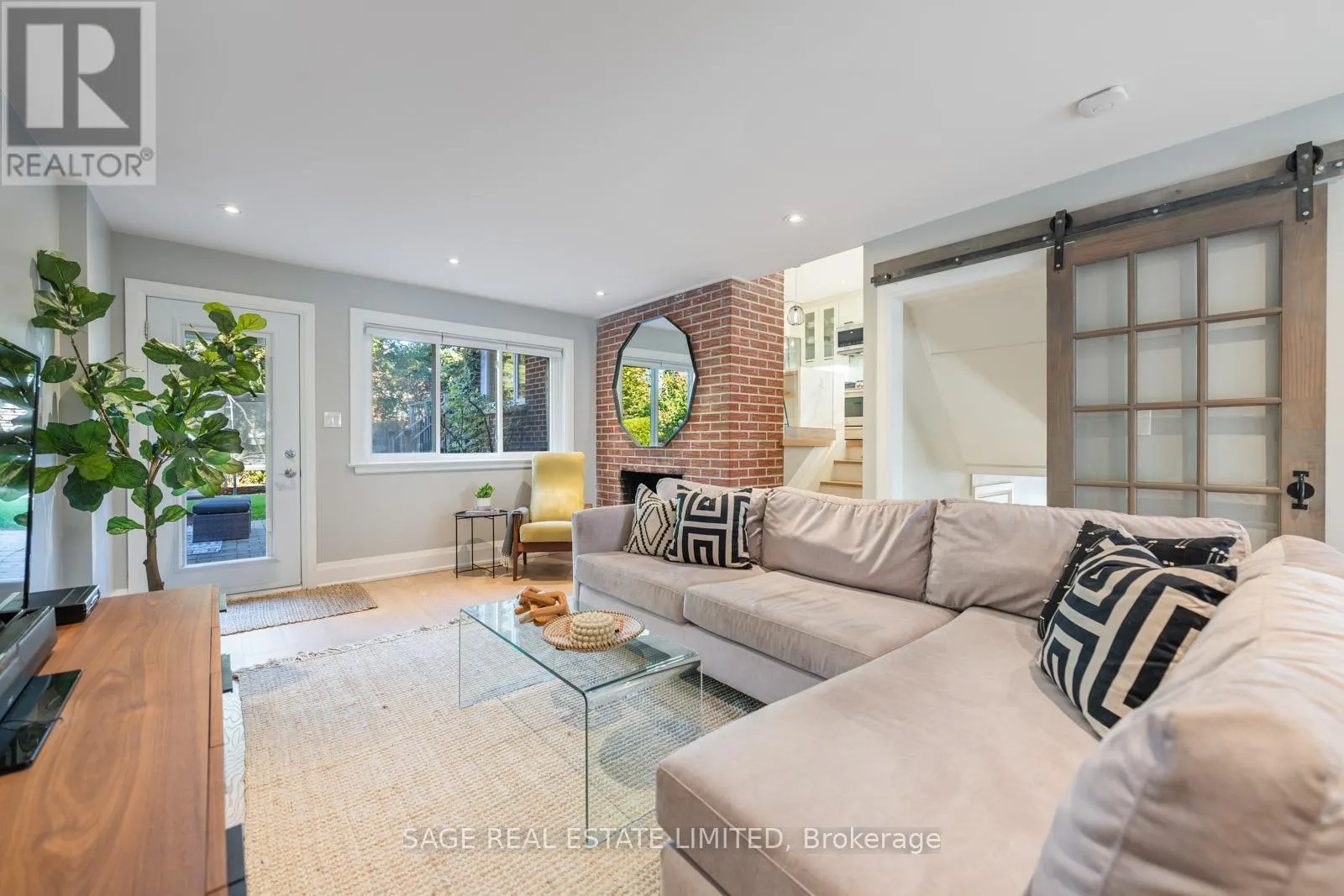 10 LIONEL HEIGHTS CRESCENT