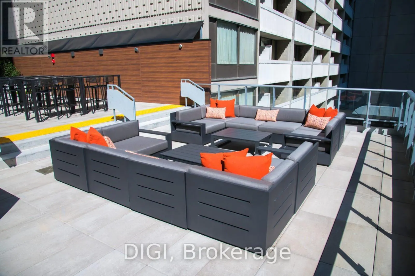 4305 - 55 GERRARD STREET W