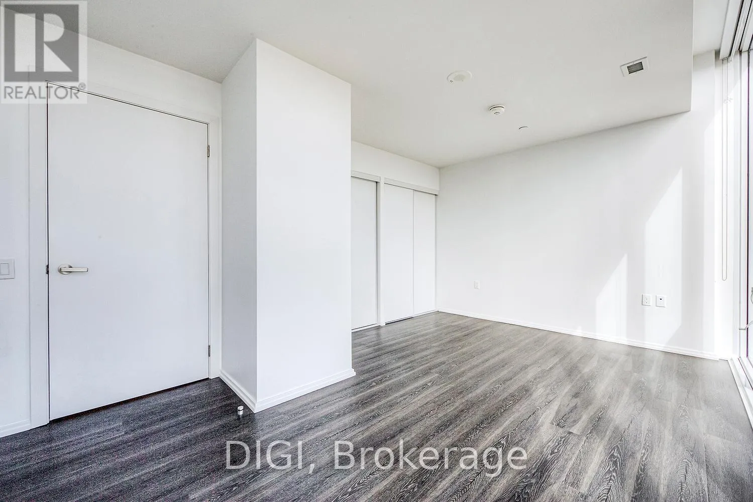 4305 - 55 GERRARD STREET W