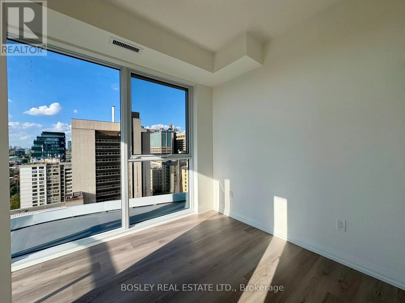 1611 - 280 DUNDAS STREET W