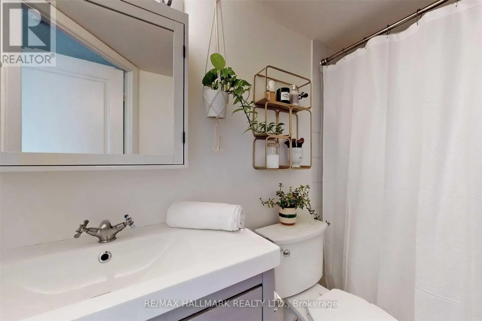408 - 140 BATHURST STREET