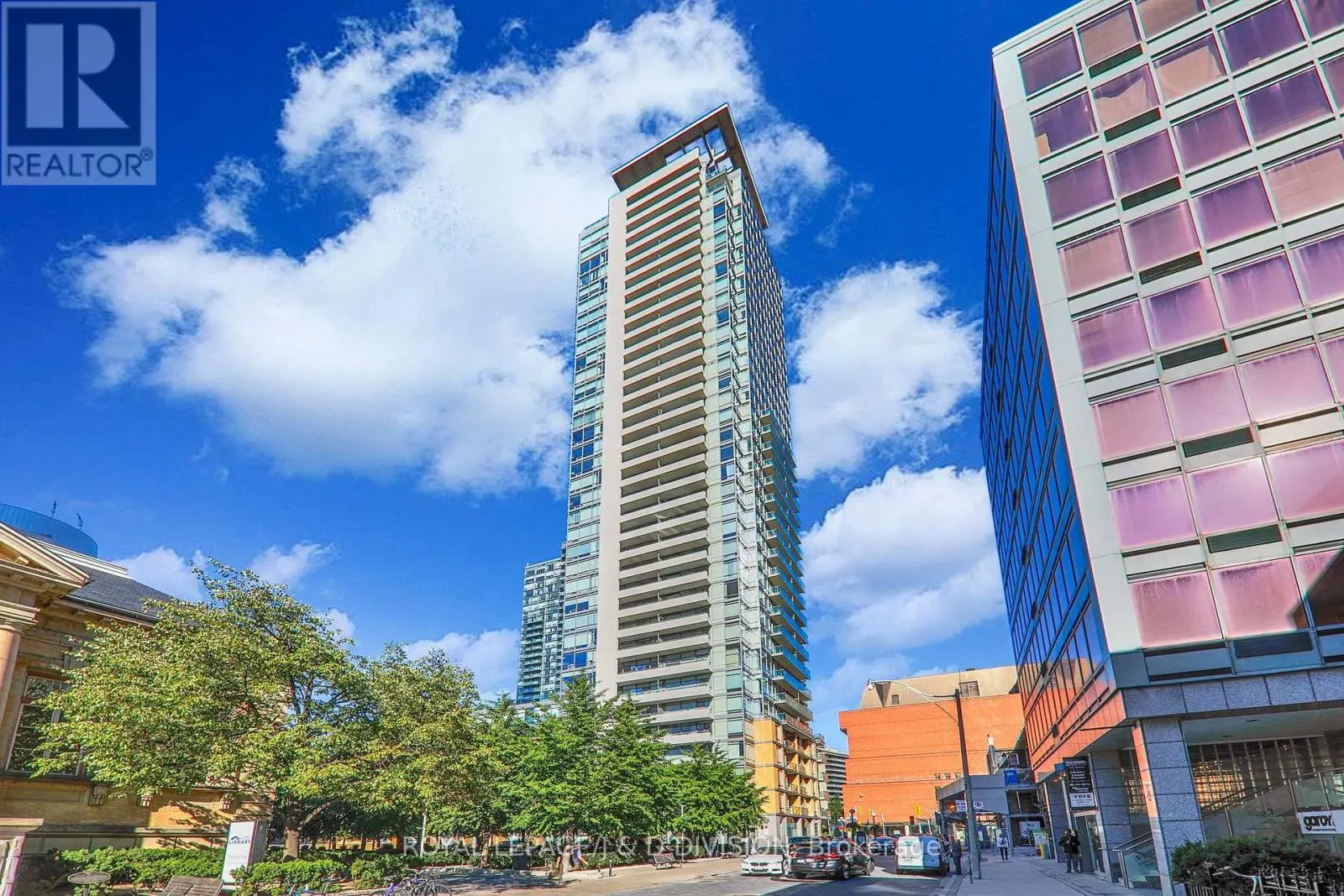 2202 - 18 YORKVILLE AVENUE