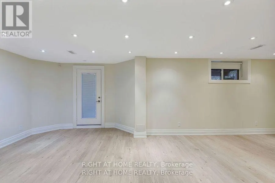 8 RUTHERGLEN ROAD