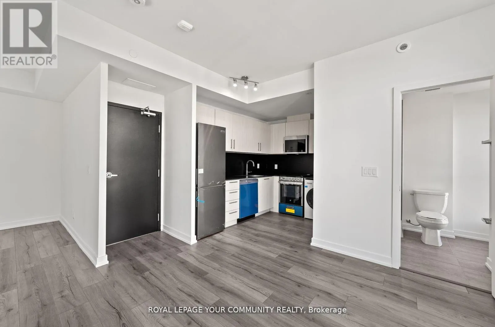 3RD - 11-851 SHEPPARD AVENUE