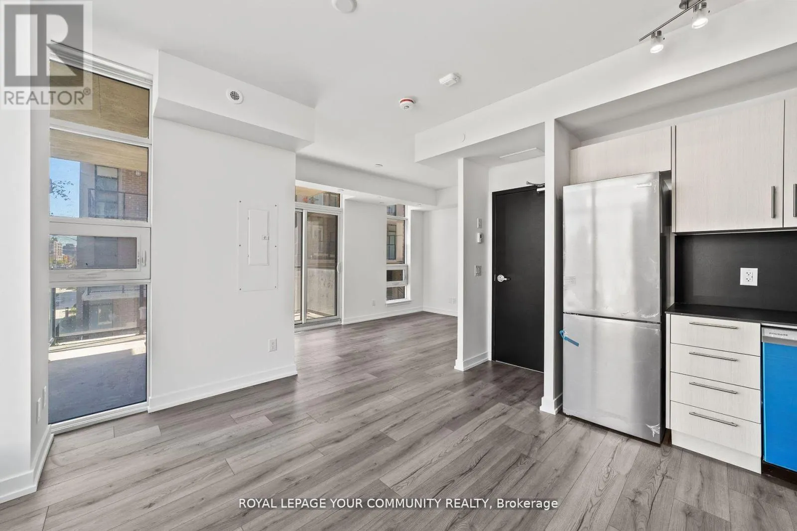 3RD - 11-851 SHEPPARD AVENUE