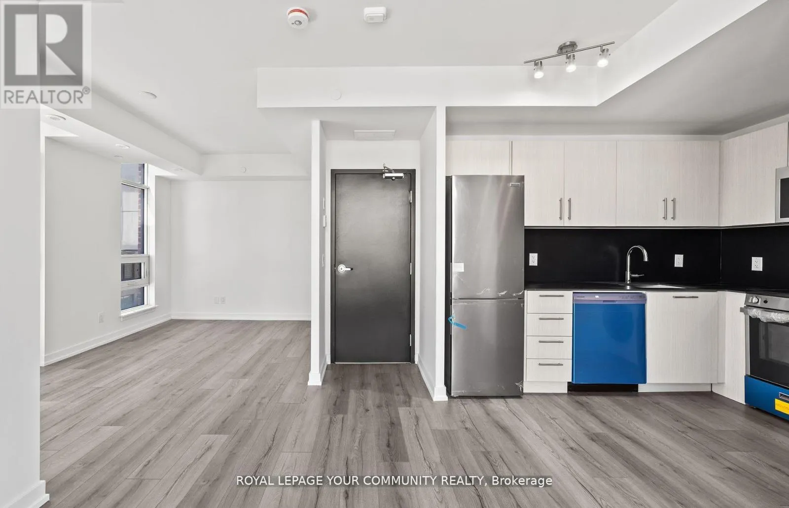 3RD - 11-851 SHEPPARD AVENUE