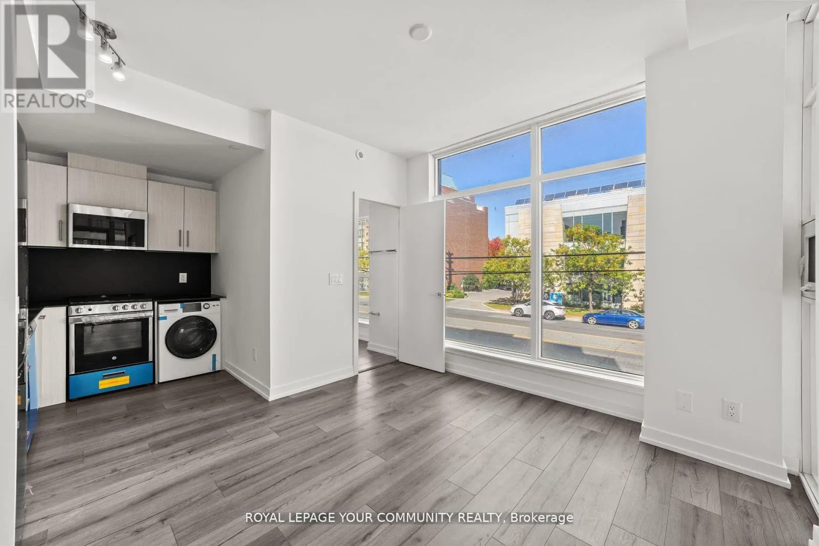 3RD - 11-851 SHEPPARD AVENUE