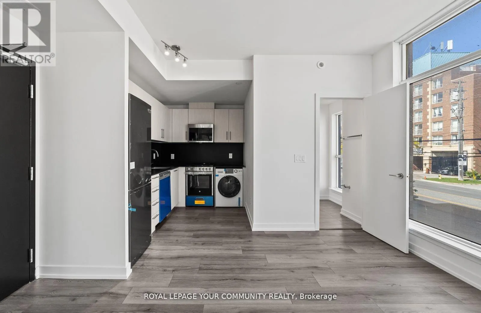 3RD - 11-851 SHEPPARD AVENUE